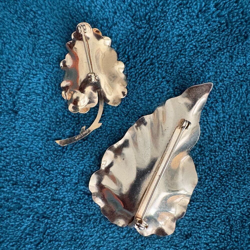 Two Vintage Leaf Brooches Wells 14KGF and Unmarked - Picture 2 of 5